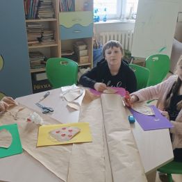 Gosia, Gabryś i Daria przygotowują laurki dla swoich Dziadków.