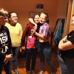 dziewczynki składają życzenia jubilatce