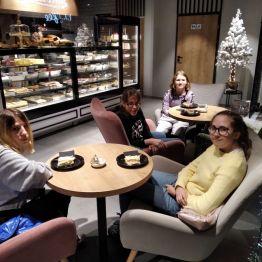W cukierni - konsumpcja ciast