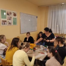 dziewczyny wykonują kosmetyk zgodnie ze wskazówkami wychowawczyni