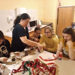 dziewczyny przygotowują kosmetyk zgodnie ze wskazówkami wychowawczyni