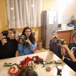 dziewczyny prezentują wykonany kosmetyk
