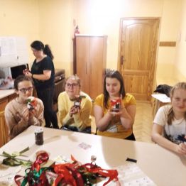 dziewczyny prezentują wykonany kosmetyk