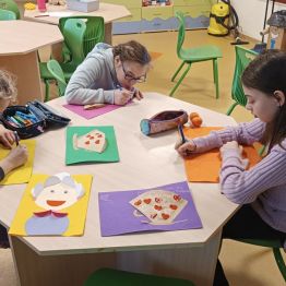 Hania, Weronika i Kasia redagują życzenia dla swoich Dziadków.