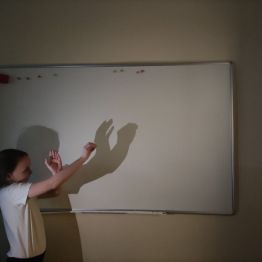 Zabawy uczniów z cieniami