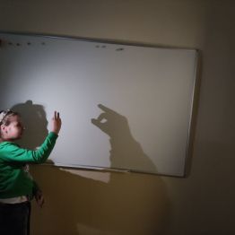 Zabawy uczniów z cieniami