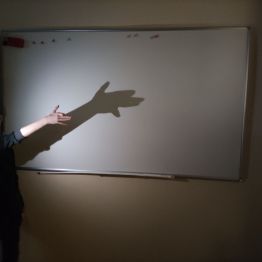 Zabawy uczniów z cieniami