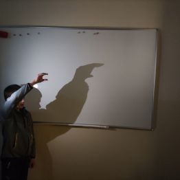 Zabawy uczniów z cieniami