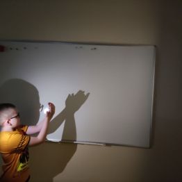 Zabawy uczniów z cieniami