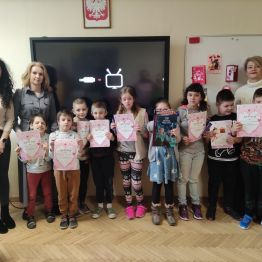 Wszyscy laureaci konkursu "Od serca dla serca" wraz z Panią Dyrektor i organizatorami konkursu. 