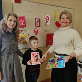 Uczeń klasy I a wraz z nauczycielem i Panią Dyrektor. Uczeń zajął  III miejsce.