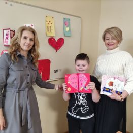 Uczeń klasy I c wraz z nauczycielem i Panią Dyrektor. Uczeń zajął  II miejsce.