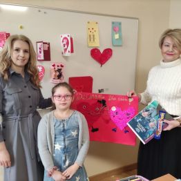 Uczennica klasy I b wraz z nauczycielem i Panią Dyrektor. Uczennica, która zajęła I miejsce.