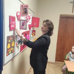 Pani Dyrektor dokonuje wyboru najładniejszej pracy konkursowej.