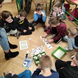 Grupa uczniów klasy 1 a, 1 c kodują wyraz.