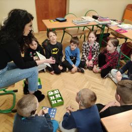 Grupa uczniów klasy 1 a, 1 c układająca puzzle- drogę dla ozobota. 