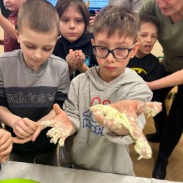 Uczniowie klas I-III wykonują slime