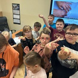 Uczniowie klas I-III wykonują slime