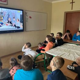 Uczniowie klas I-III oglądają prezentację o zmysłach