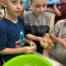 Uczniowie klas I-III wykonują slime