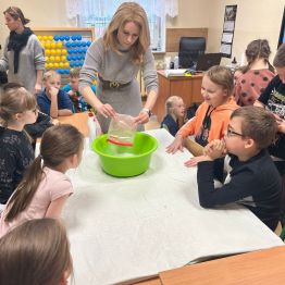 Nauczyciel wraz z dziećmi wykonuje slime