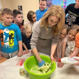 Nauczyciel wraz z dziećmi wykonuje slime