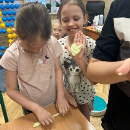 Uczniowie klas I-III wykonują slime