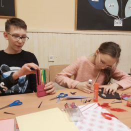 Dzieci dużo czasu poświęcają na wykonanie ładnej maski.