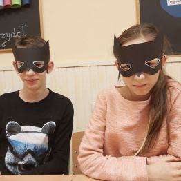 Dzieci założyli maski.