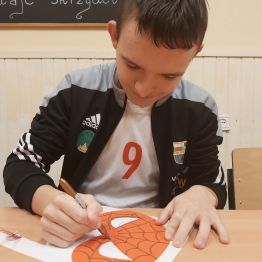 Chłopiec narysował.
