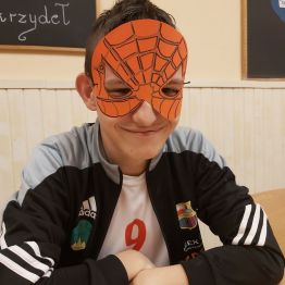 Chłopiec założył maskę Spider-Mana.