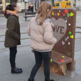 Dziewczynki przy ławeczce walentynkowej.