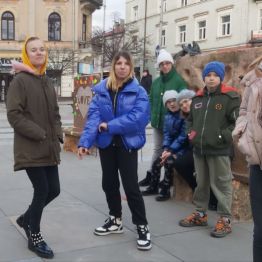 Wychowankowie na Placu Artystów.