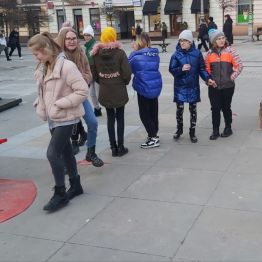 Dzieci wychodzą z Placu Artystów.