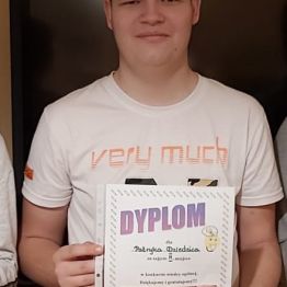 chłopiec prezentuje swój dyplom