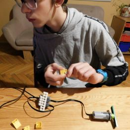 budowanie z klocków lego zgodnie z instrukcją