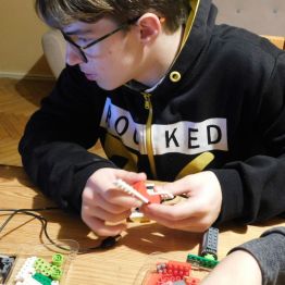 budowanie zgodnie z instrukcja klocki lego