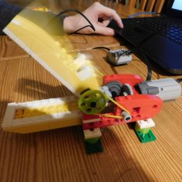 krokodyl z klocków lego zaprogramowany by otwierał paszczę