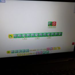 program klocki lego na pulpicie komputera