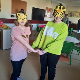 Uczennice w maskach karnawałowych.