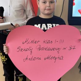 Na zdjęciu uczeń klasy 1 c trzymający serce, wybrany na mistera klas 1-3 SP
