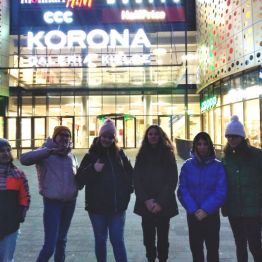 dziewczynki przed galerią