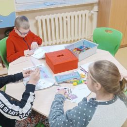 Uczniowie przygotowuja kartki walentynkowe.