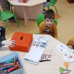 Chłopcy przygotowuja swoje walentynki.