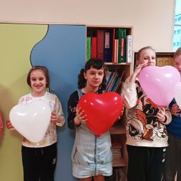 Wychowankowie prezentują walentynkowe balony.