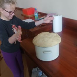 Hania obserwuje "wyrośnięte" ciasto na pączki.