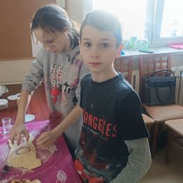 Iga i Kuba wycinają formy ciasta na pączki.