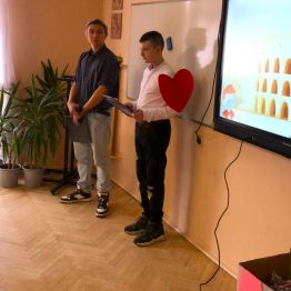 Prowadzący walentynki dla uczniów szkoły podstawowej.