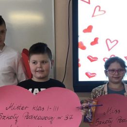 Miss i mister klas I-III szkoły podstawowej z jednym z prowadzących.