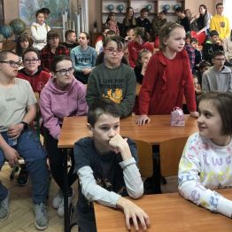 Uczestnicy imprezy dla klas szkoły podstawowej.